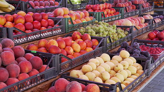手持式录像带对水果市场的桃子和葡萄果实有影响视频的预览图