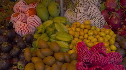 准备新鲜的泰国水果视频的预览图