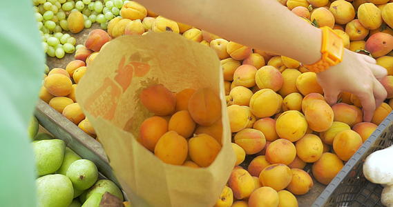 市场上的女性选择成熟的杏子视频的预览图