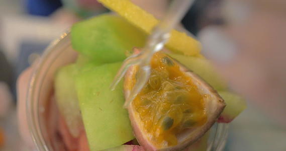 享受新鲜水果甜点视频的预览图