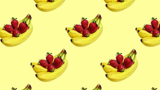 新鲜的香蕉和蕉和草莓成熟的新香蕉和草莓视频的预览图