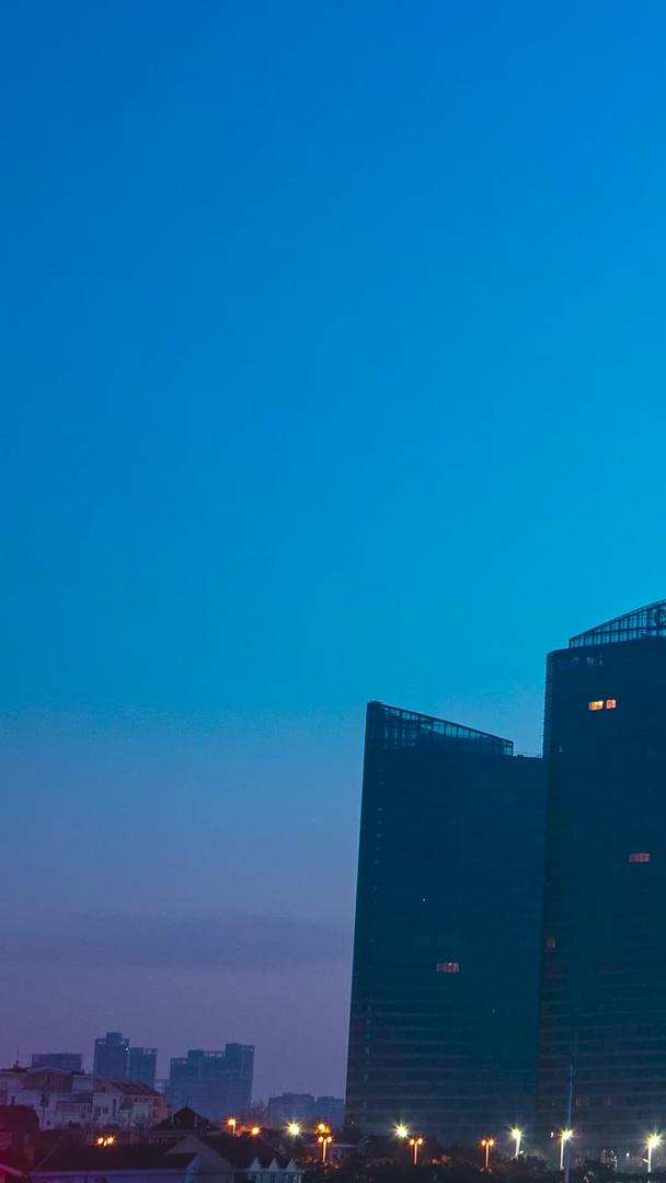 青岛地标海天中心建筑早晨日光变化视频的预览图