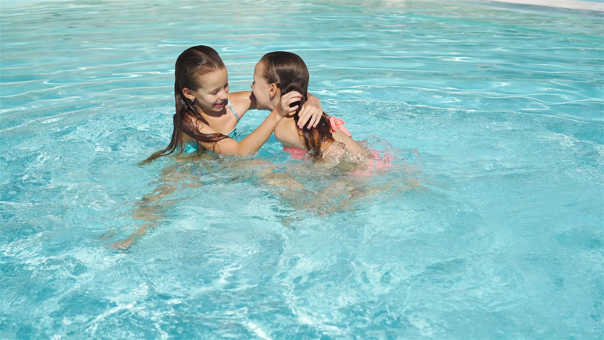 可爱的小女孩在户外游泳池里玩得很漂亮视频的预览图