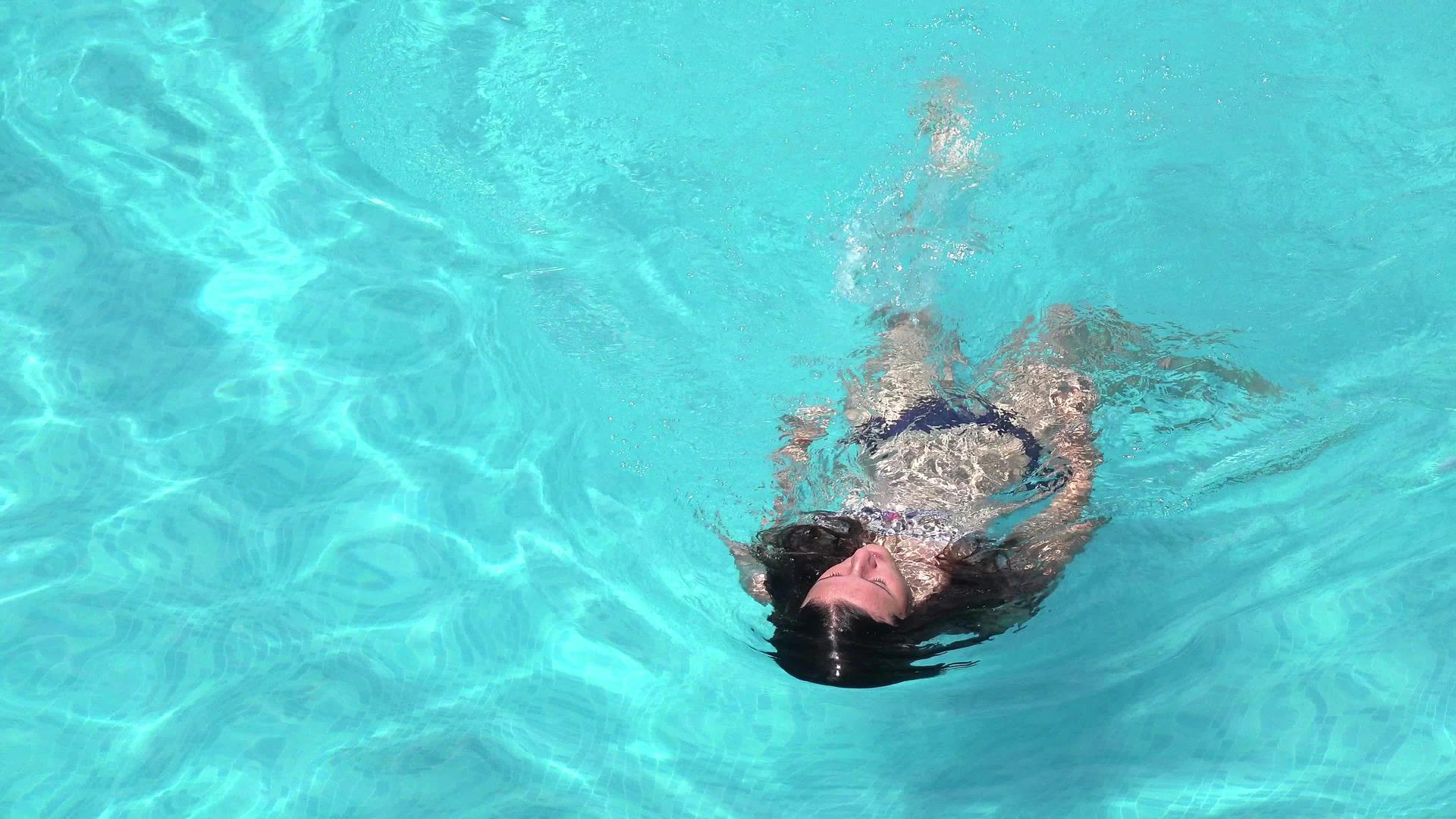 女孩在游泳池里游泳K的空中射击视频的预览图