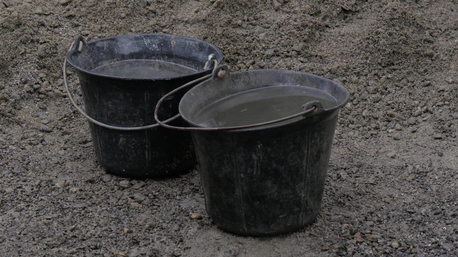 两桶装满水的混凝土视频的预览图