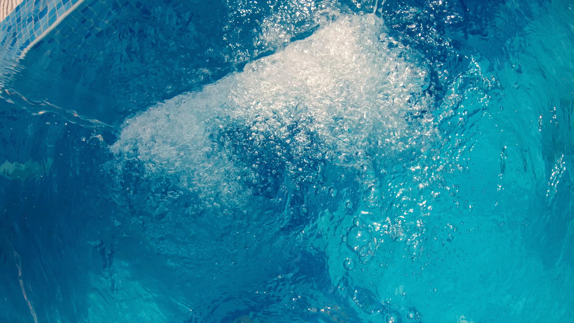水滴在池塘里产生气泡视频的预览图