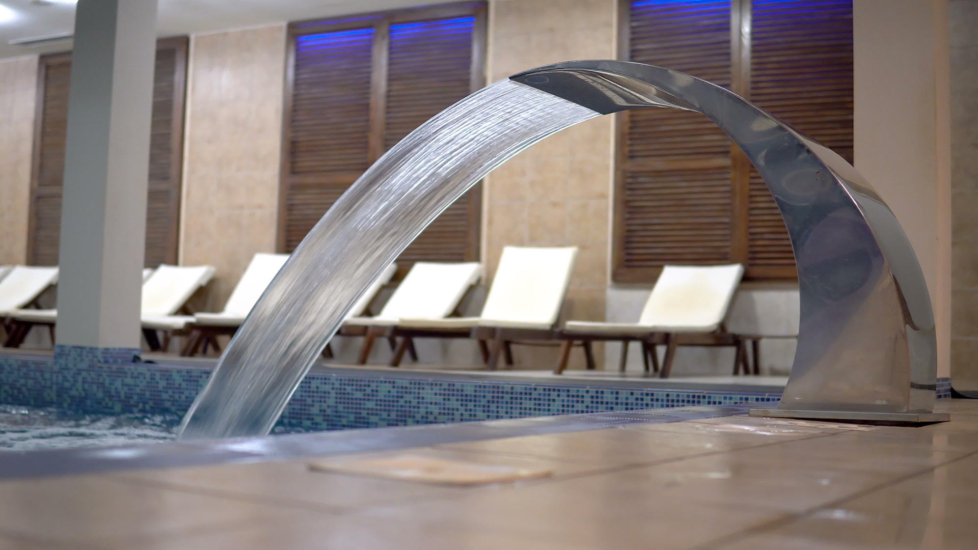 豪华豪华游泳池配有水疗喷水式水力喷气机视频的预览图
