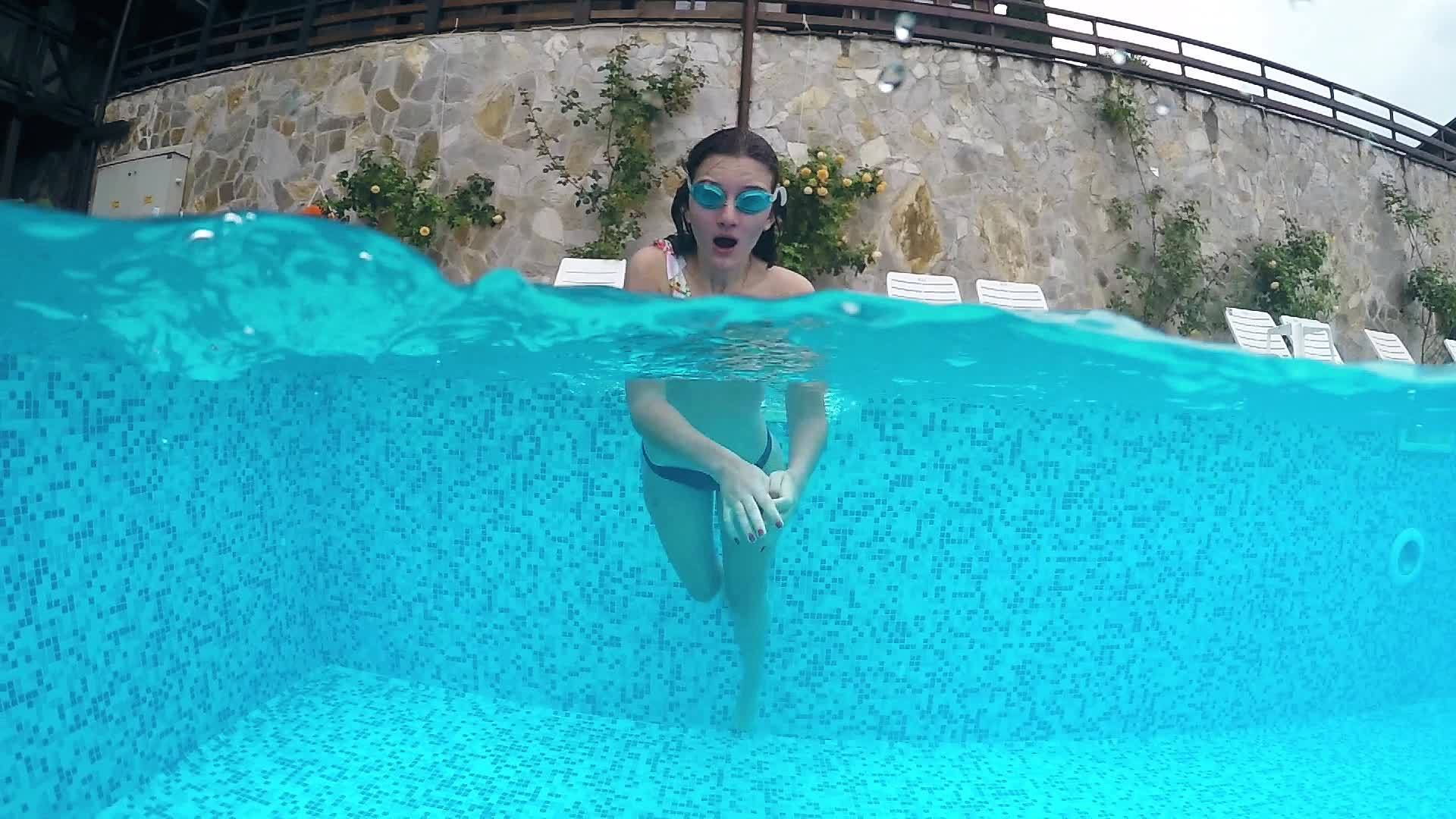 游泳池里活跃快乐的孩子Gopro水下慢动作视频的预览图