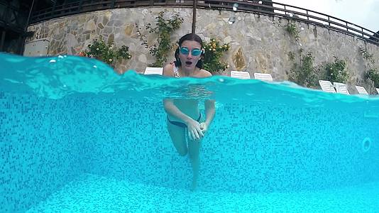 游泳池里活跃快乐的孩子Gopro水下慢动作视频的预览图