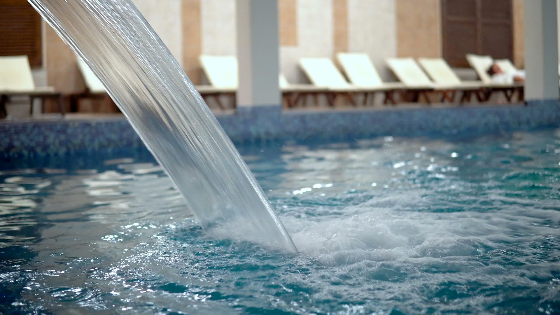 空气豪华游泳池配备瀑布喷气式飞机视频的预览图