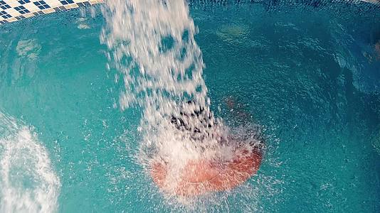 男子在游泳池的瀑布喷气式飞机下放松水疗视频的预览图