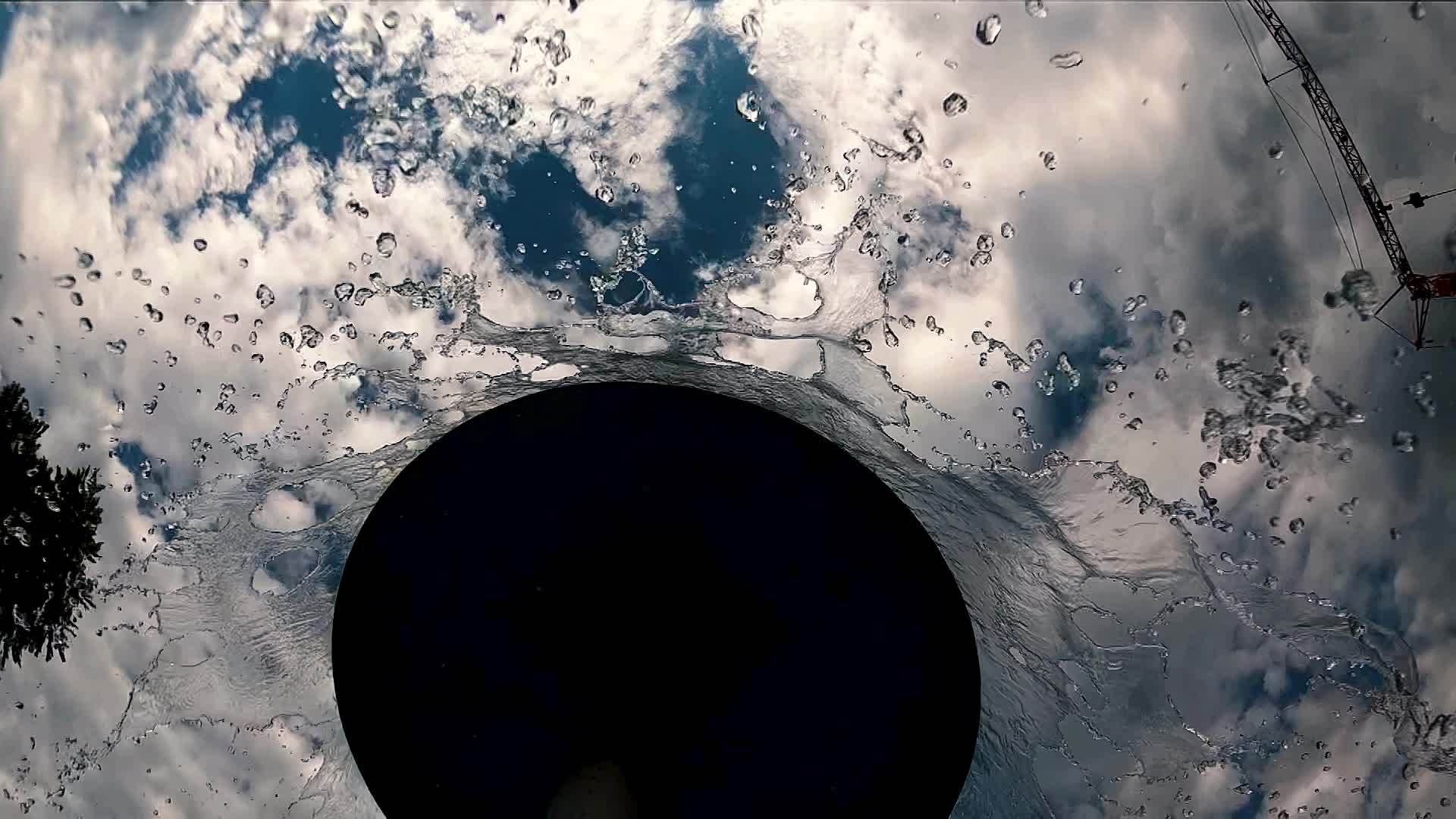 水滴从游泳池的豪华喷泉落在相机上视频的预览图