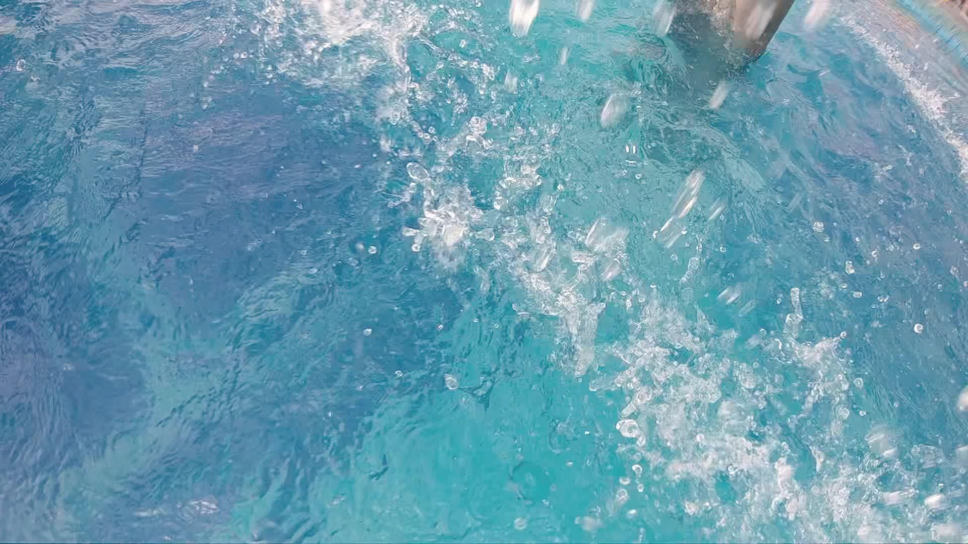 从游泳池的瀑布喷水器中落下的水滴视频的预览图