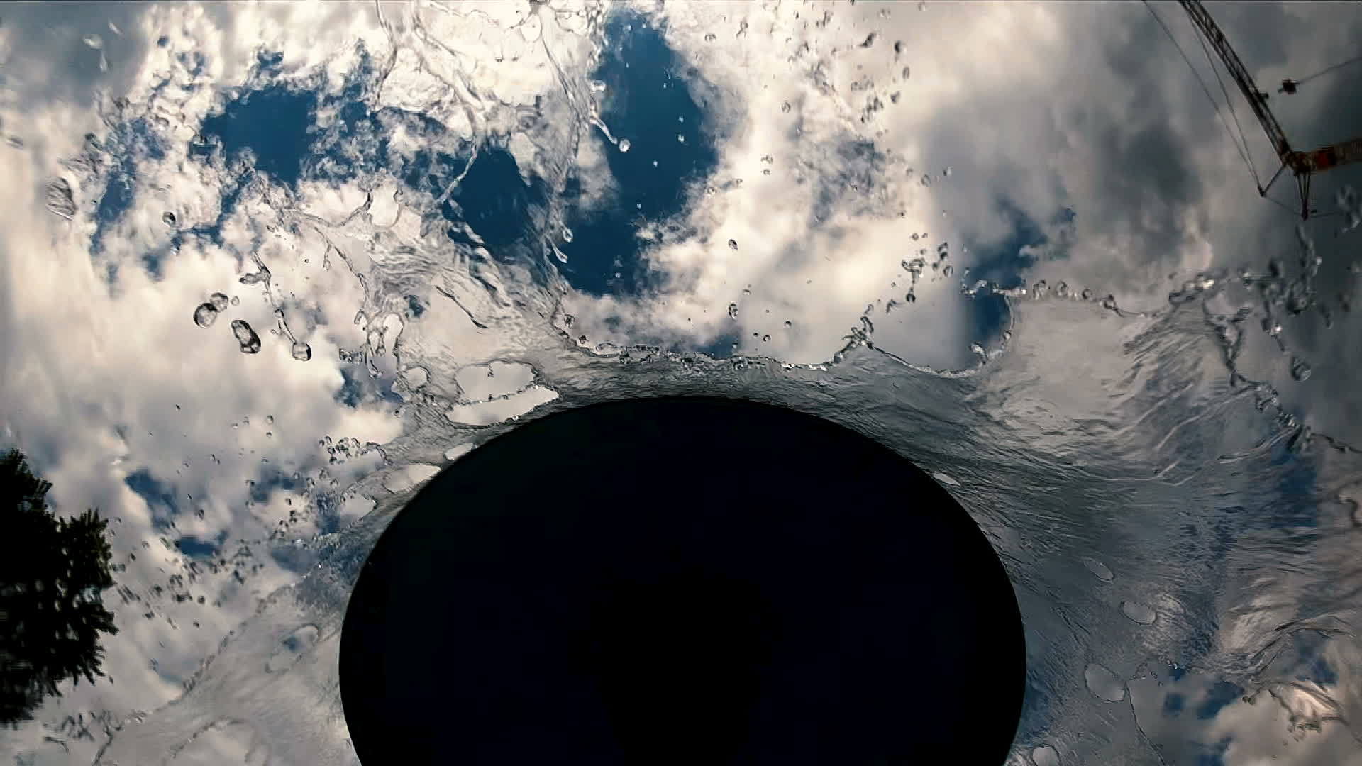 水疗池中的水喷气式水龙头视频的预览图