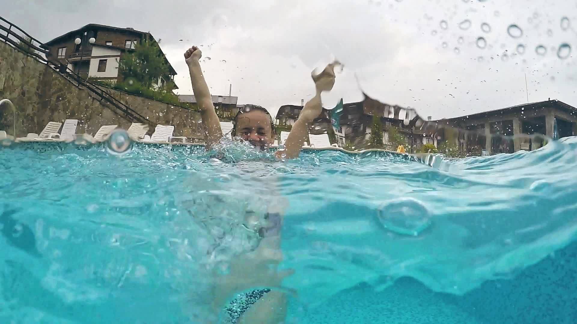 女孩们在雨天的游泳池里玩得很开心视频的预览图