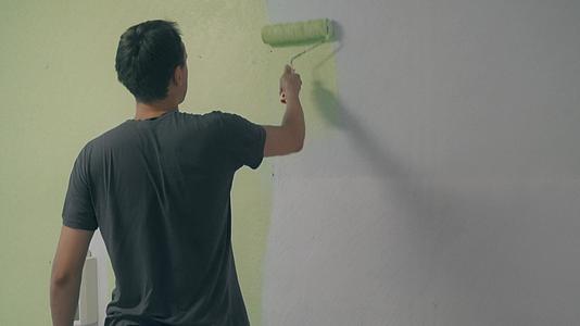 室内装修墙面粉刷的工人视频的预览图