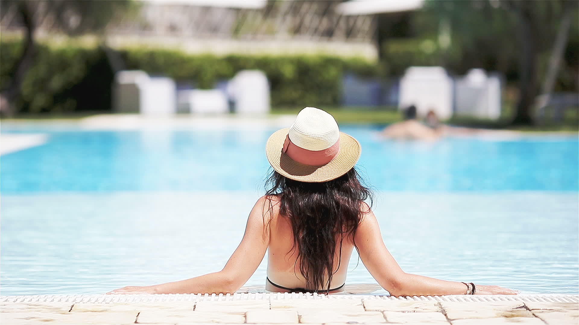 女性在豪华酒店度假胜地的游泳池享受完美的海滩度假视频的预览图