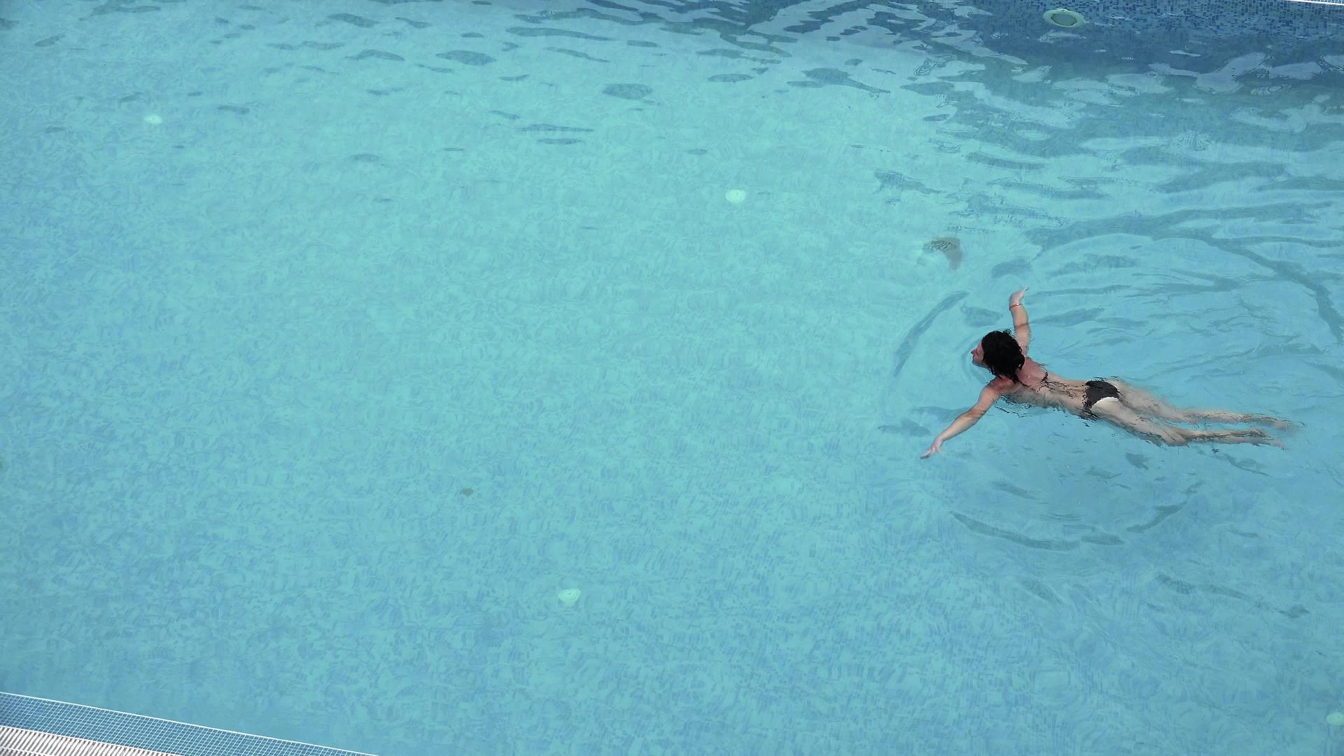 一个年轻的女人色泳衣在游泳池游泳视频的预览图