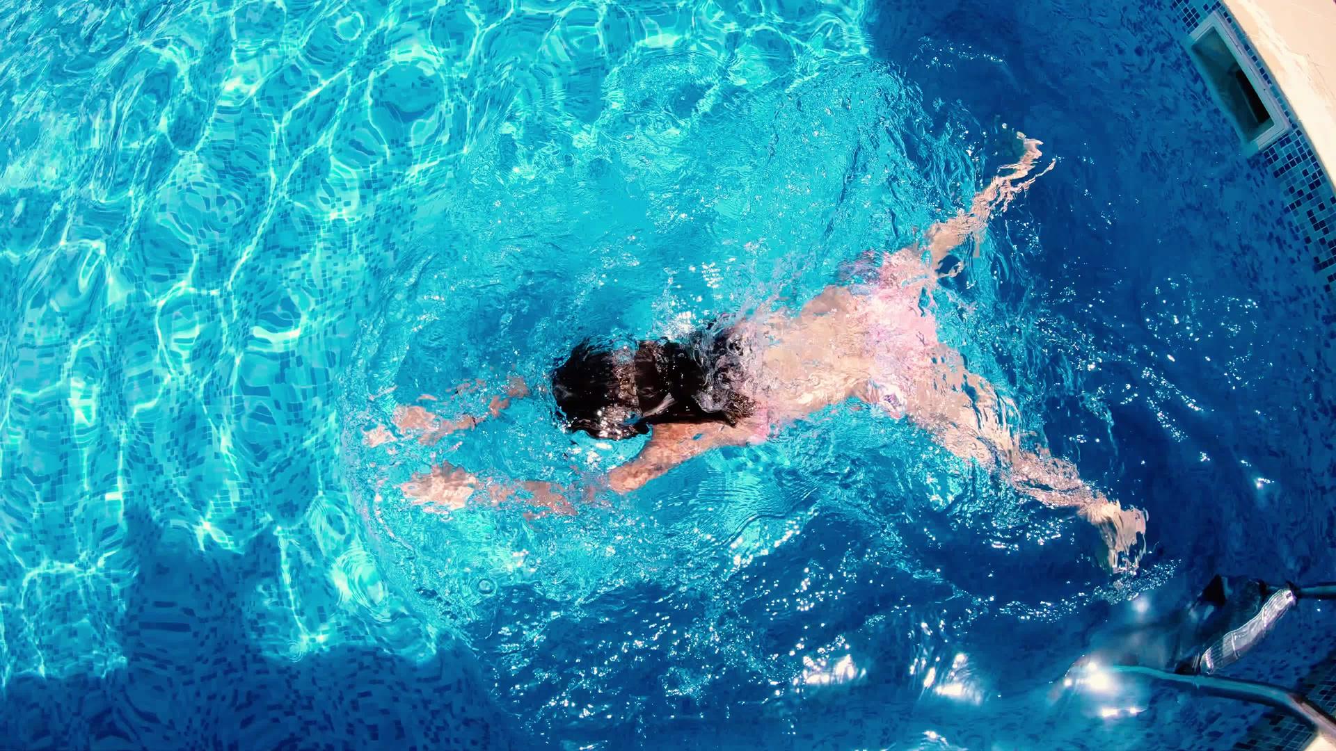 一个小女孩在一个豪华度假胜地的潜水池里潜水视频的预览图