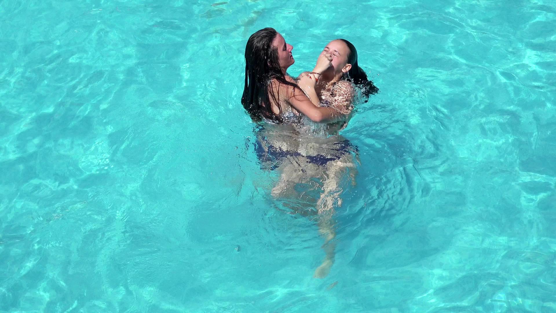 两个女孩玩游泳池和溺水游戏视频的预览图