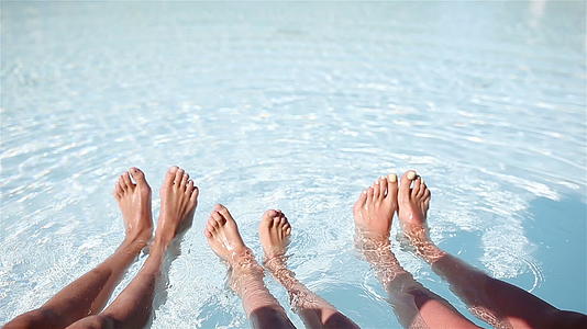 四个人合在一起一条腿和一对池边视频的预览图