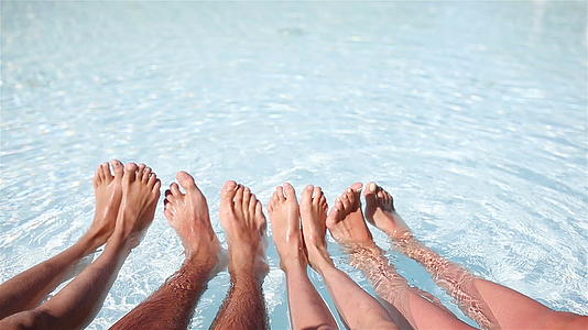 四个人合在一起一条腿和一对池边视频的预览图