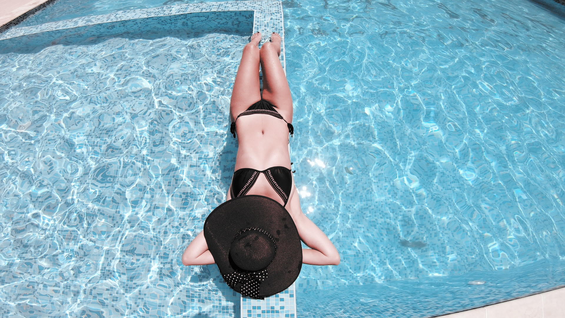 美丽的女人在游泳池度假胜地或酒店休息视频的预览图