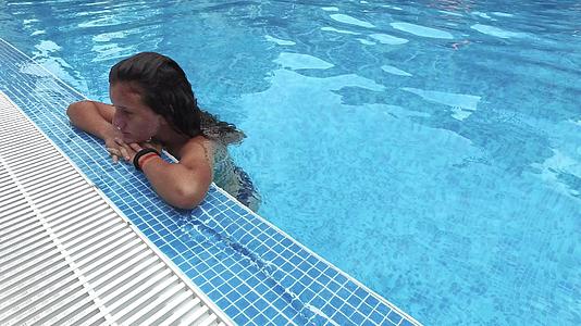 美少女在豪华游泳池喝4杯kStadicam视频的预览图