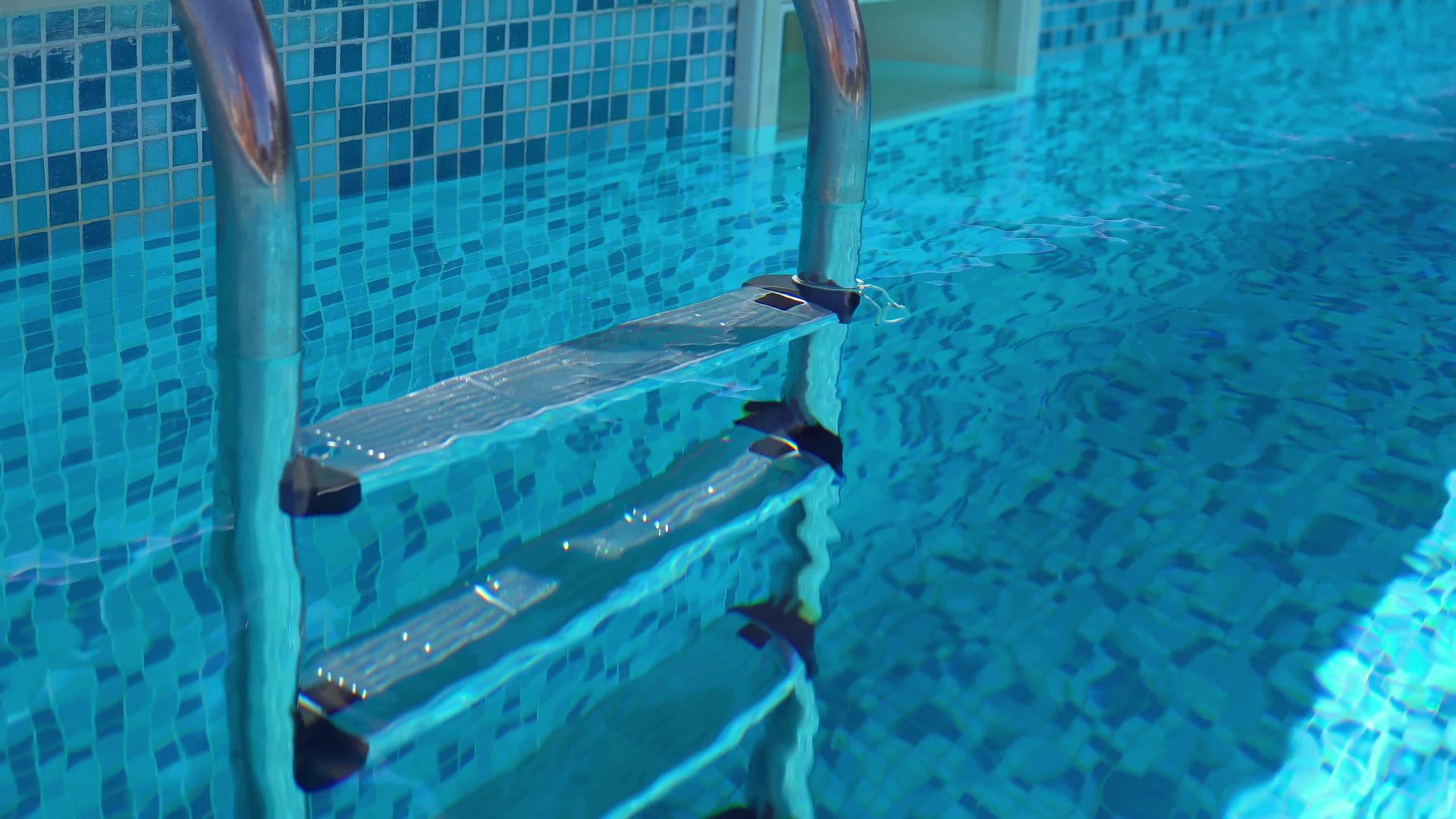 游泳池金属层板视频的预览图
