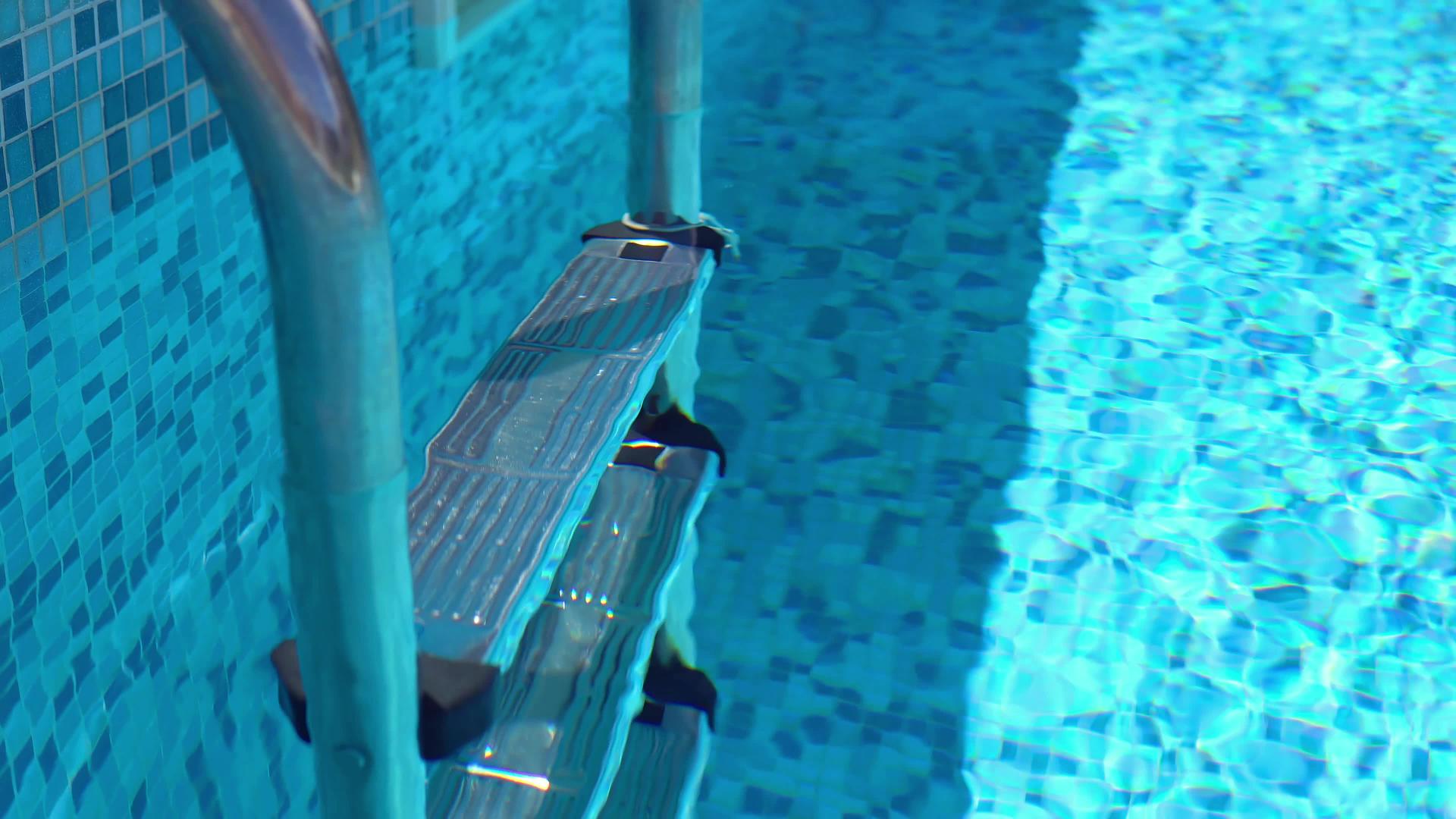 游泳池金属楼梯的豪华度假胜地视频的预览图