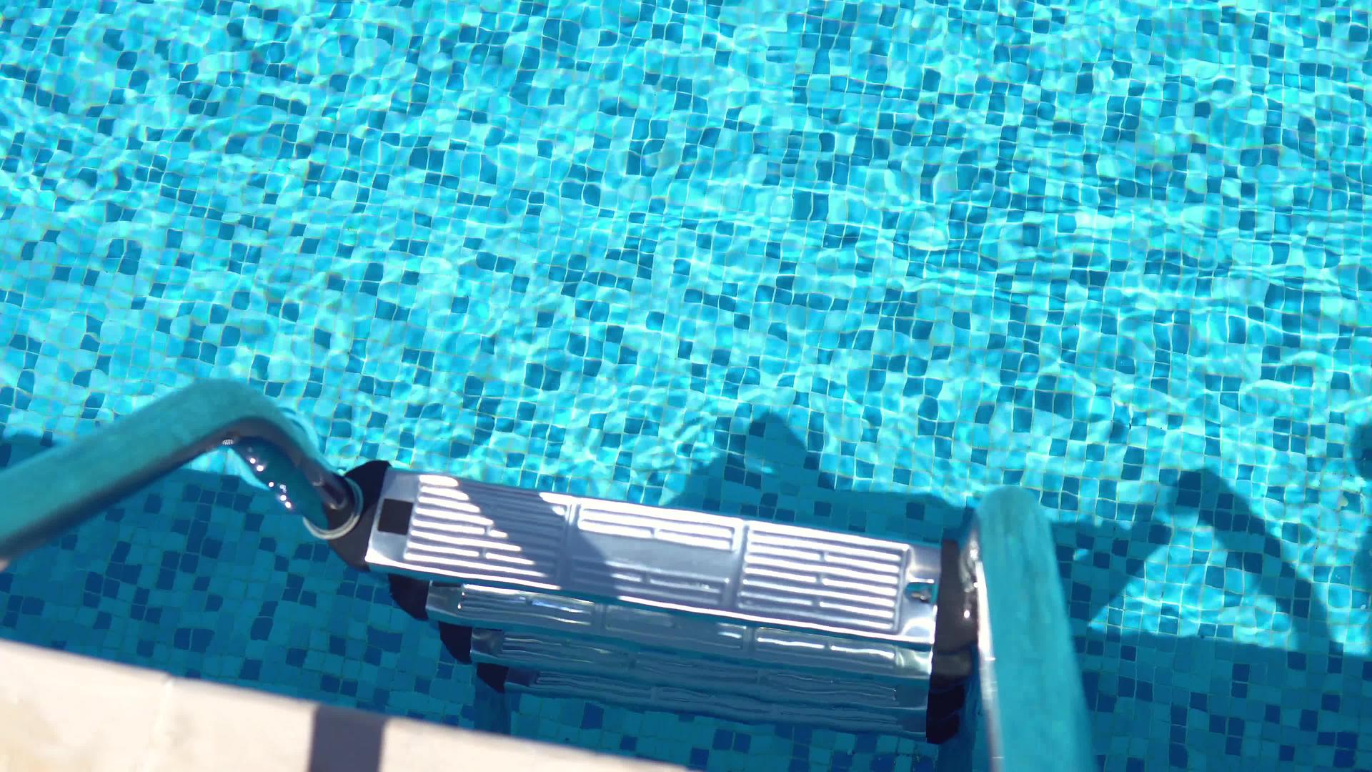 豪华游泳池中的金属梯子视频的预览图