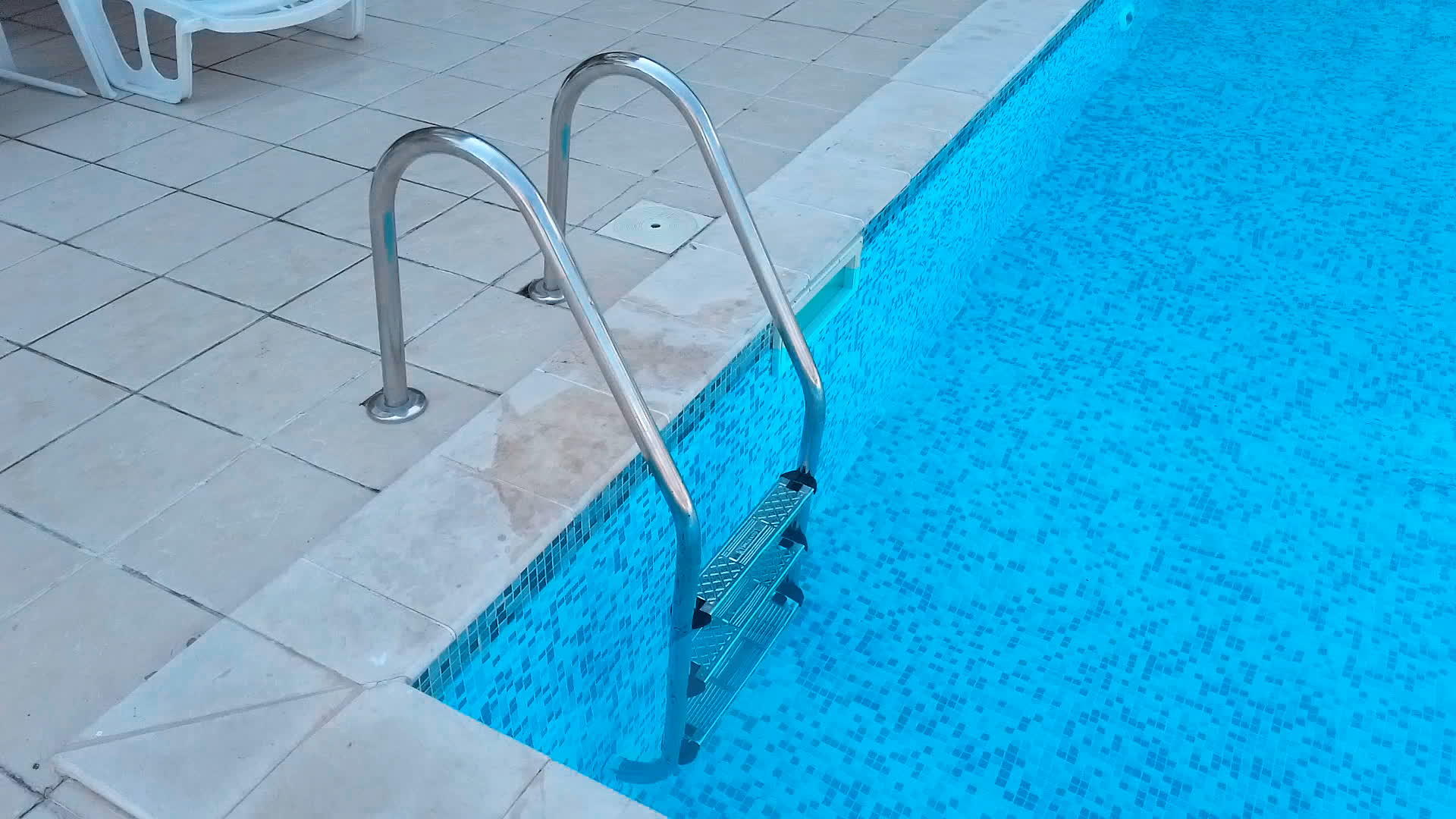 蓝色游泳池的拉绳梯视频的预览图