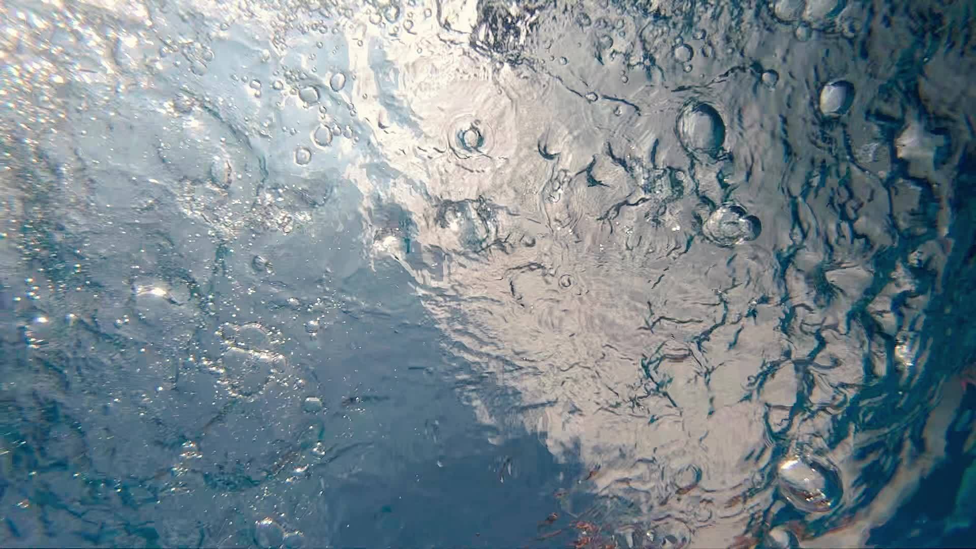 水中气泡的缓慢运动部分视频的预览图