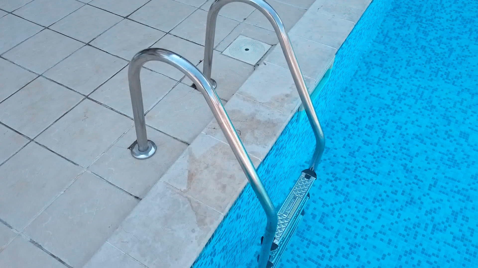 现代游泳池配有梯子视频的预览图