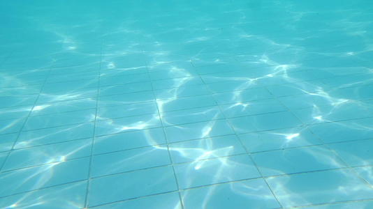 游泳池地板上有闪亮的水视频的预览图