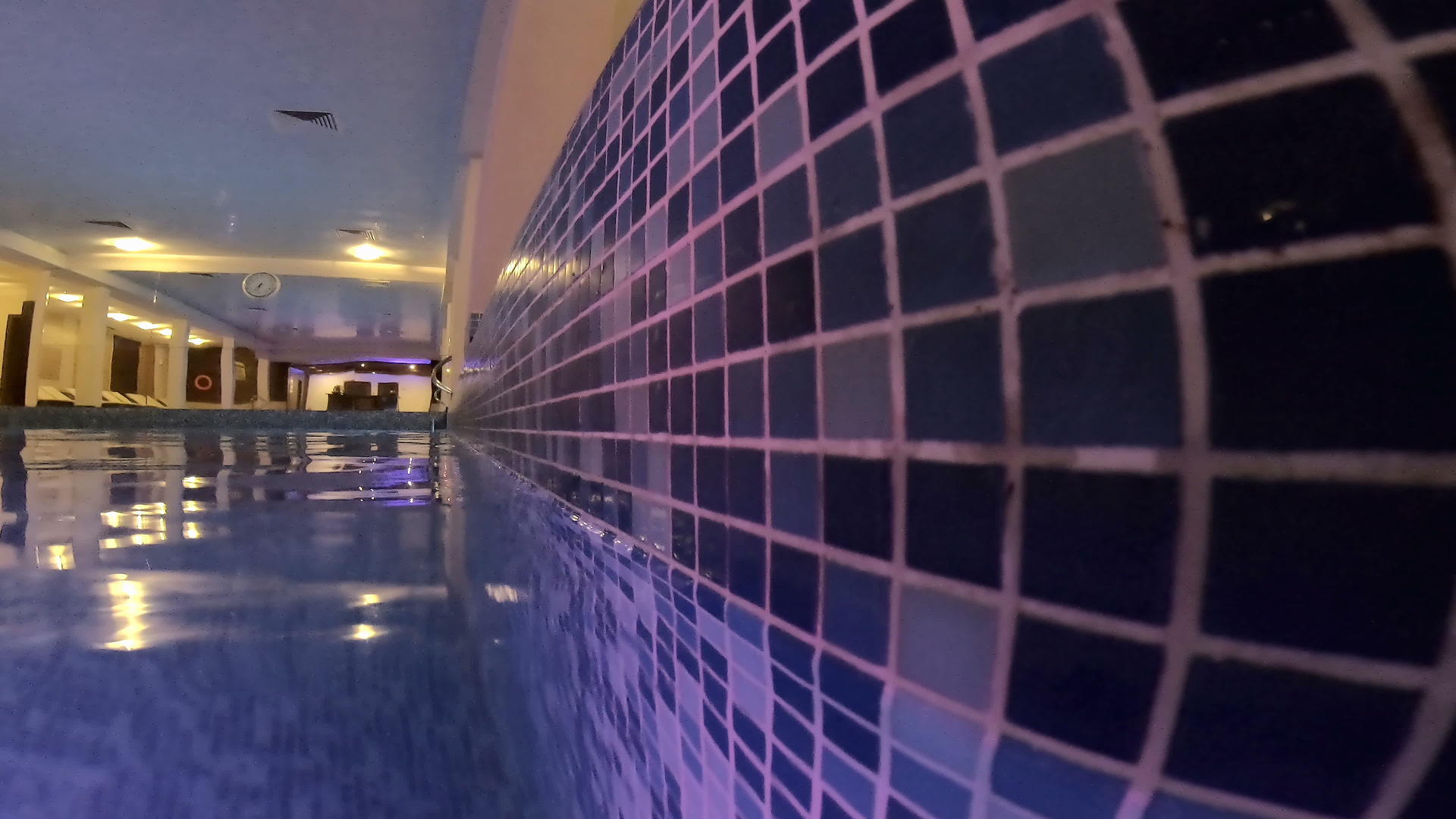 水下瓷砖的黑暗氛围在水中拍摄视频的预览图