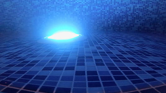 游泳池砖和防水水下灯改变颜色视频的预览图
