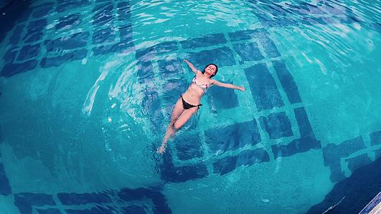 漂浮在水面上的大游泳池的空气视角视频的预览图