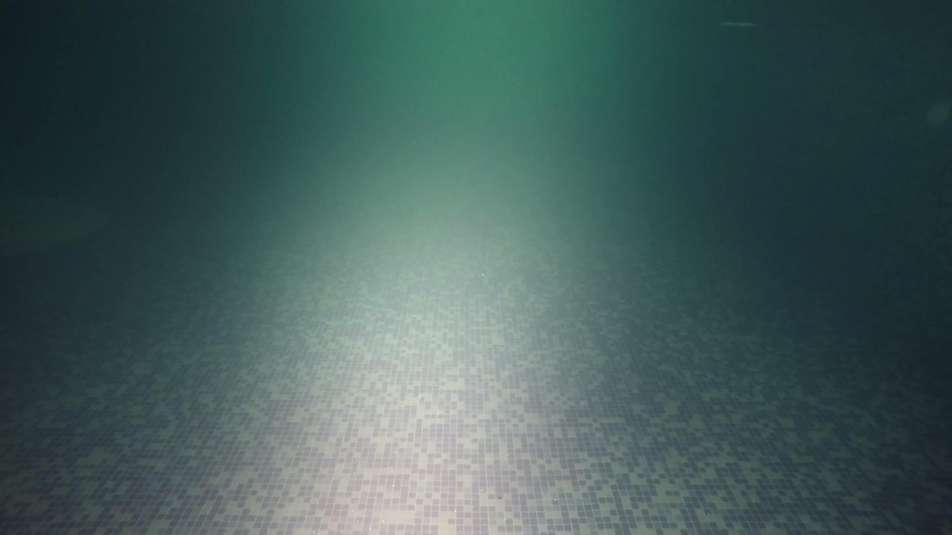 夜间游泳池表面酒店温泉综合设施在黑暗大气中检查水下和水下视频的预览图