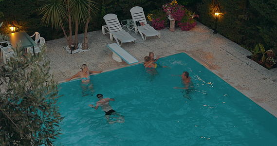 家庭在游泳池里放松视频的预览图