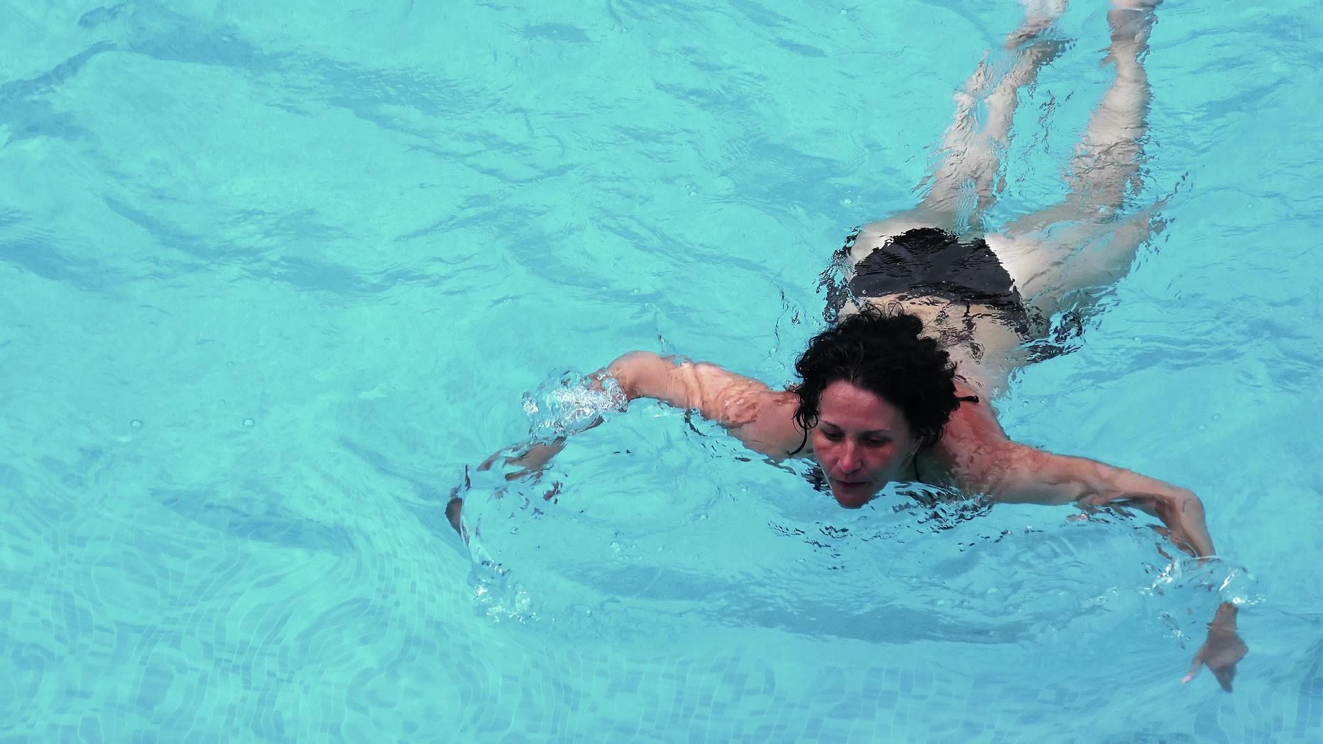 游泳池里的年轻女性视频的预览图