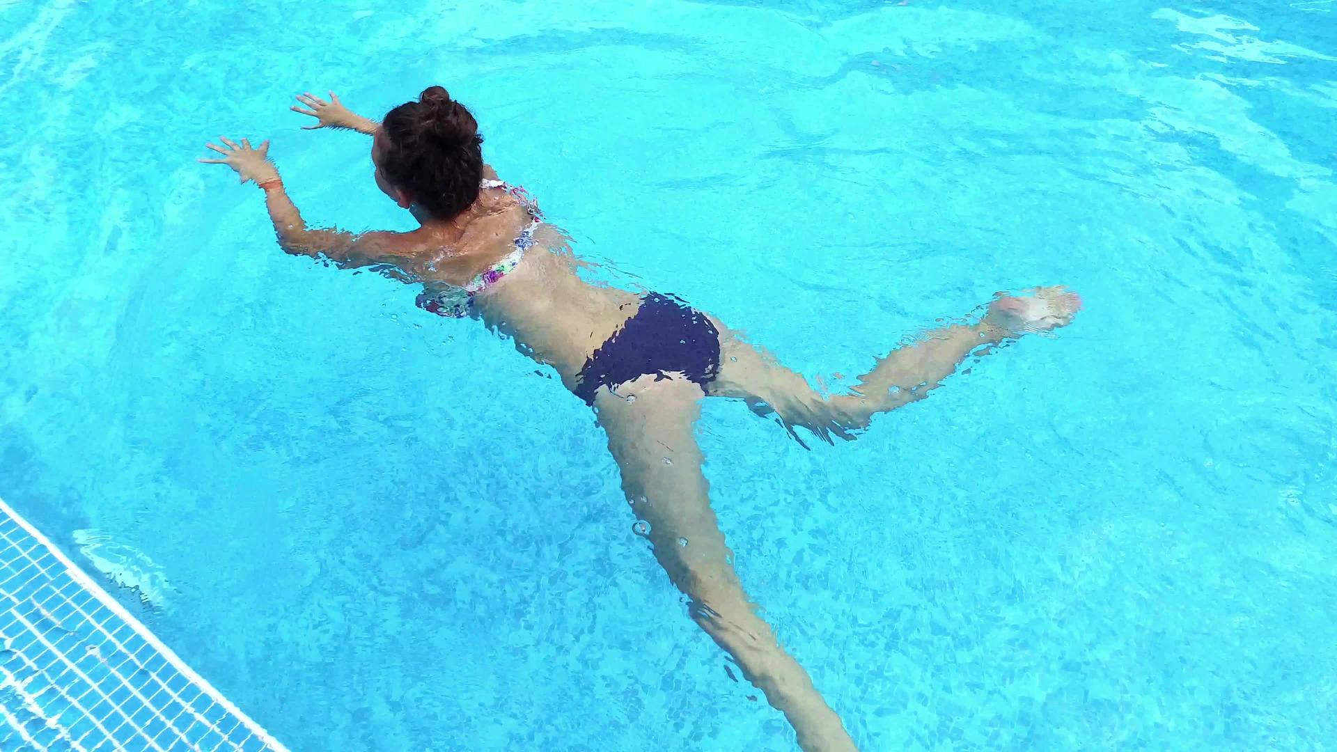 我在游泳池里看到一个女孩的背影4K跑步射击视频的预览图
