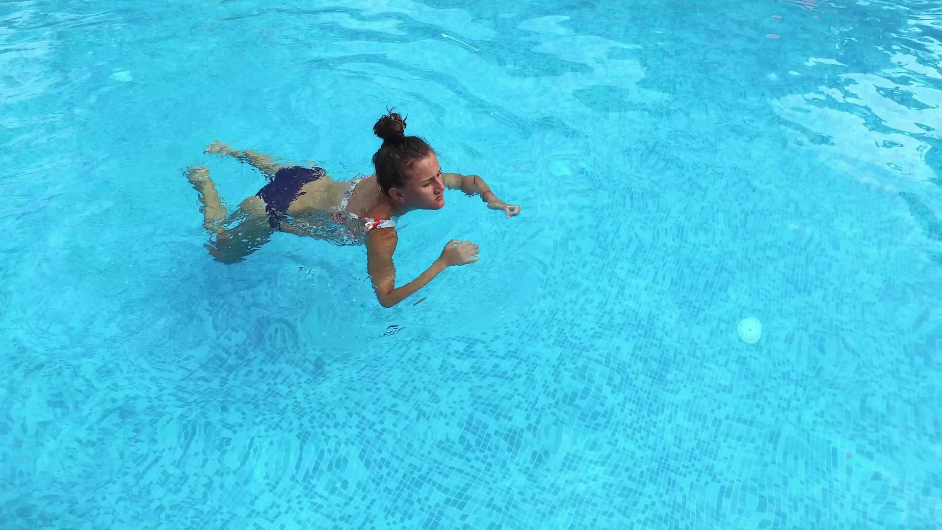 游泳池里一个女孩的侧面是4K跑步射击视频的预览图