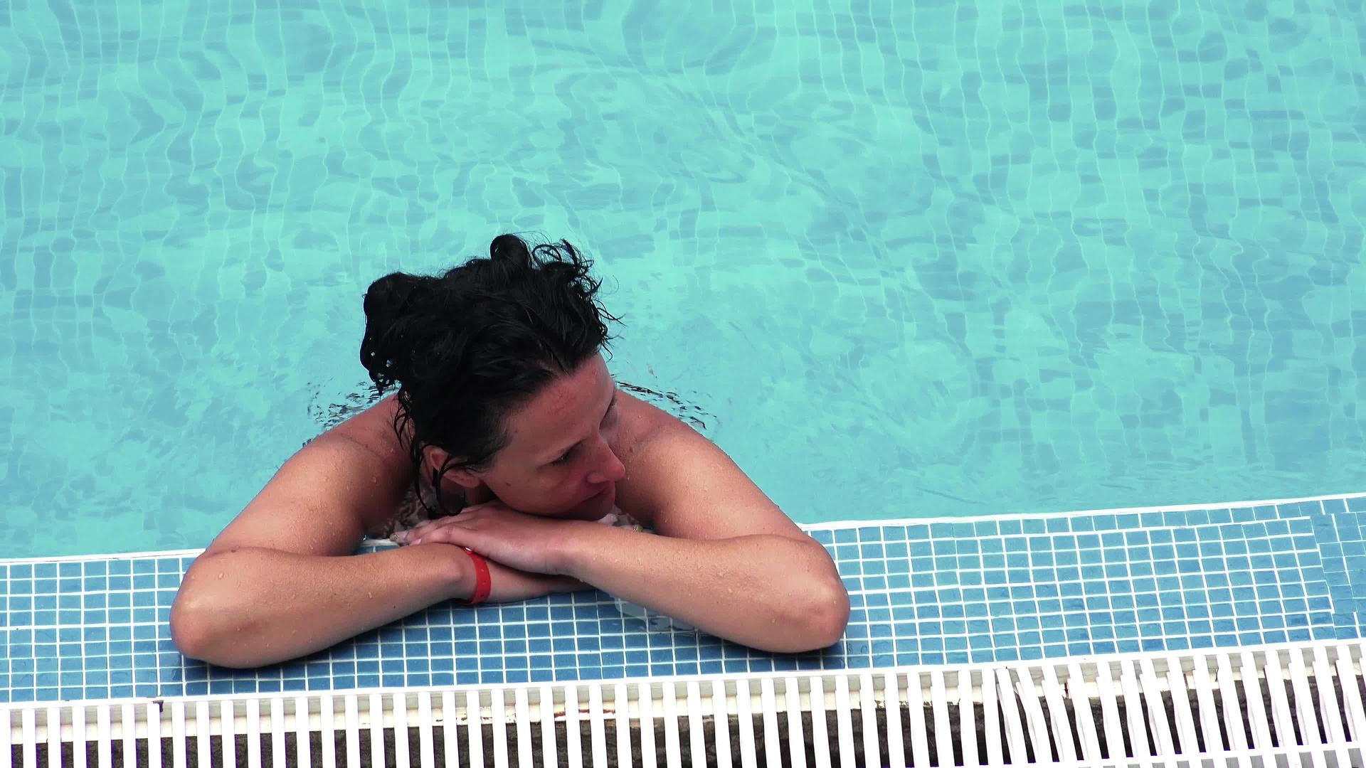 女人在游泳池里放松视频的预览图