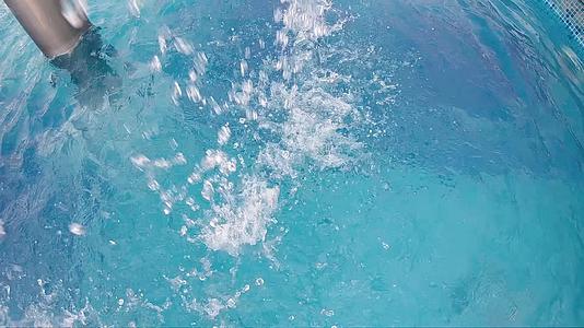 瀑布喷气式飞机在水池中缓慢移动水滴视频的预览图
