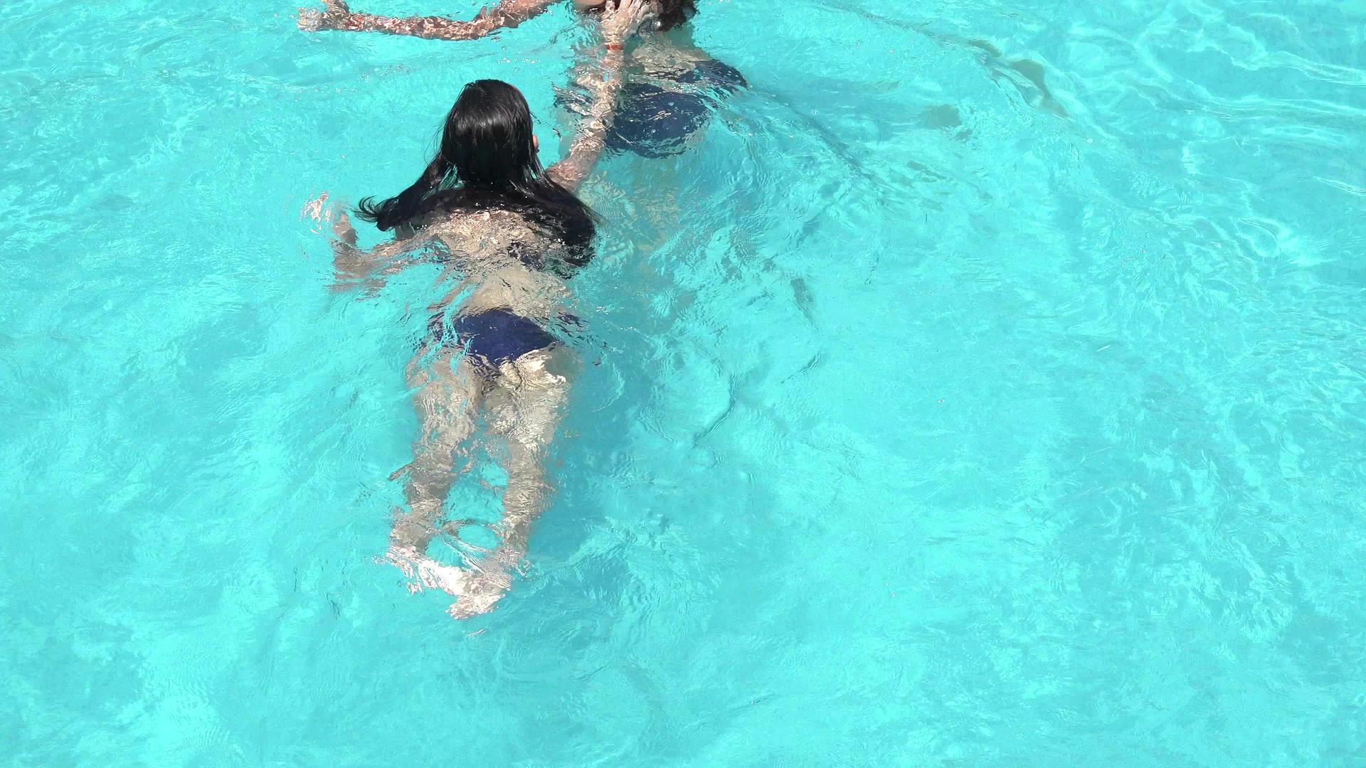快乐的女孩在游泳池里玩暑假的概念视频的预览图