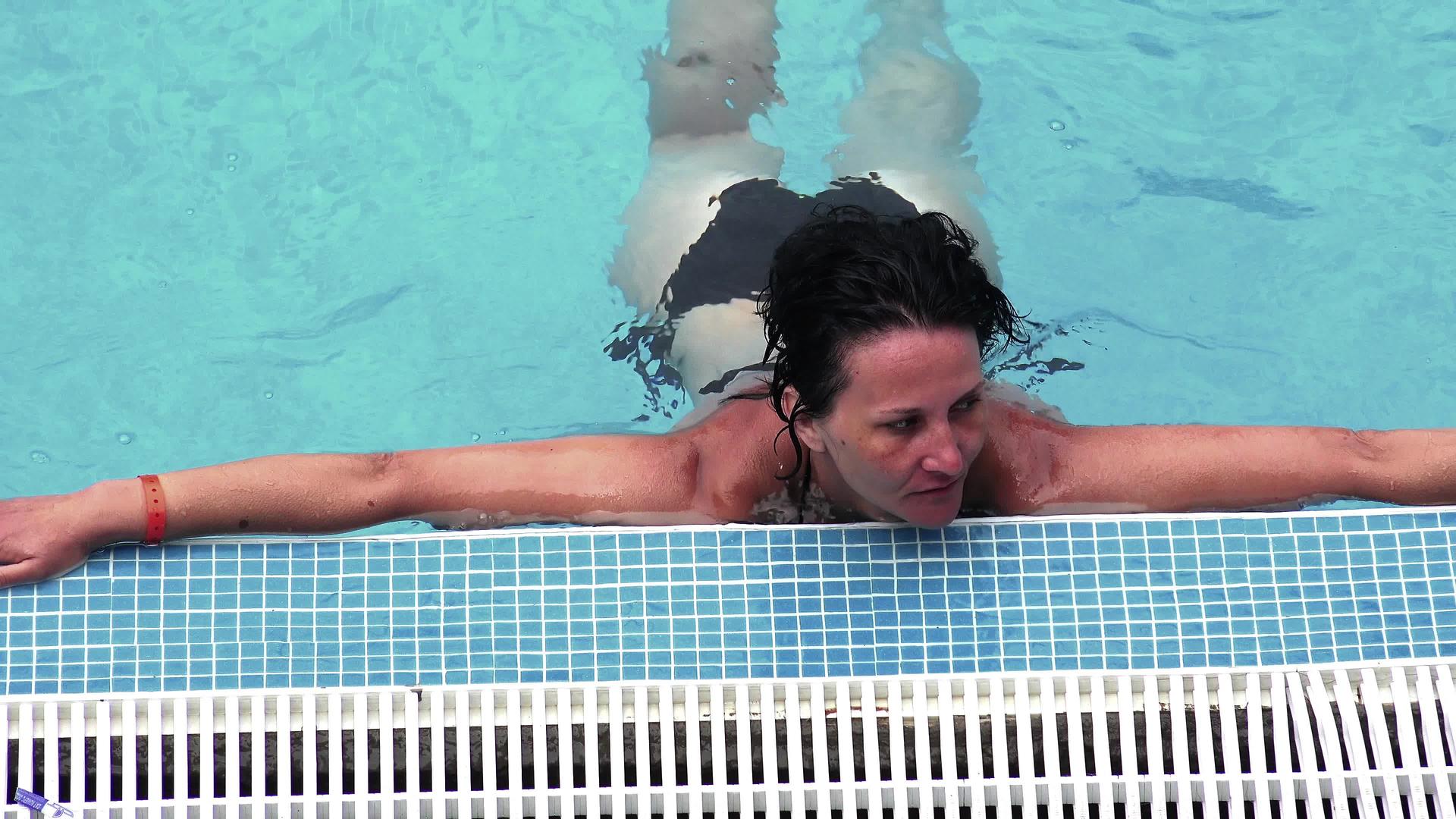 女人在游泳池里放松视频的预览图