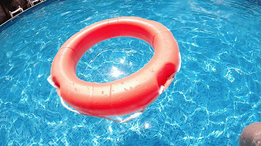 游泳池中的橙色安全带视频的预览图