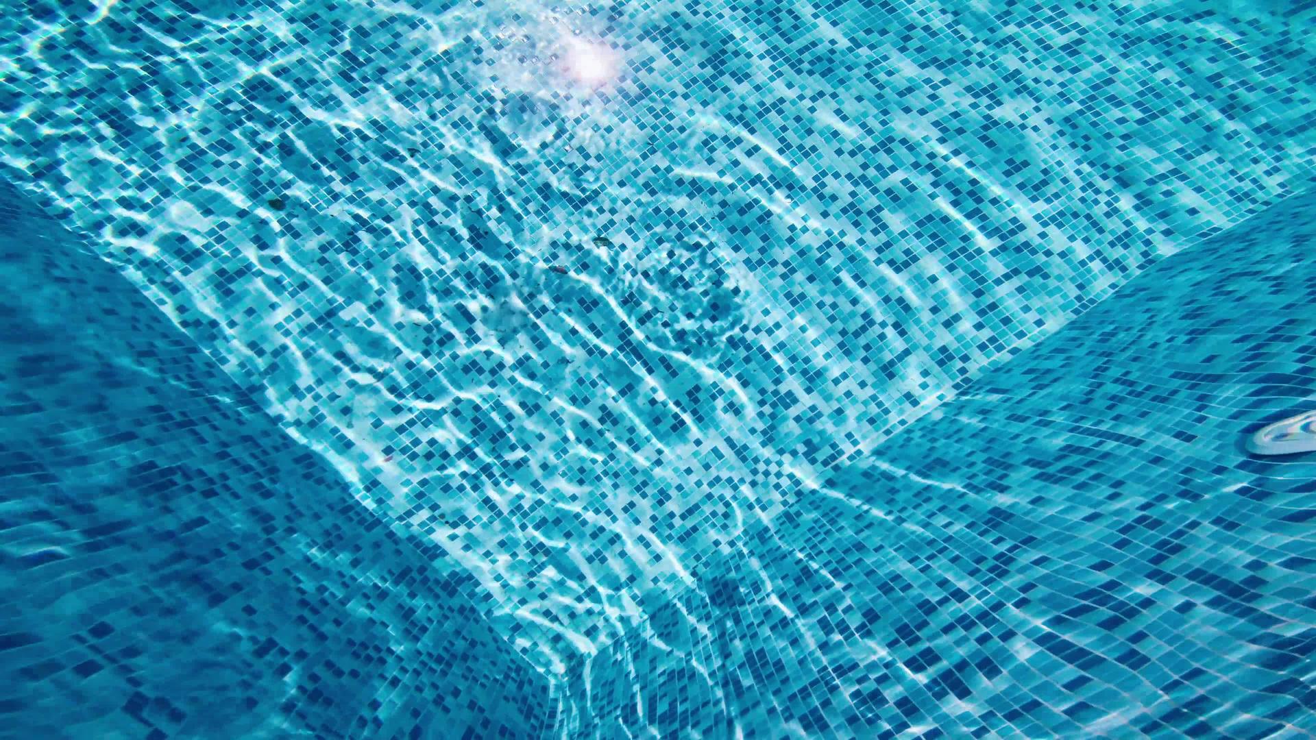 观察水中反射的游泳池表面和太阳光束视频的预览图