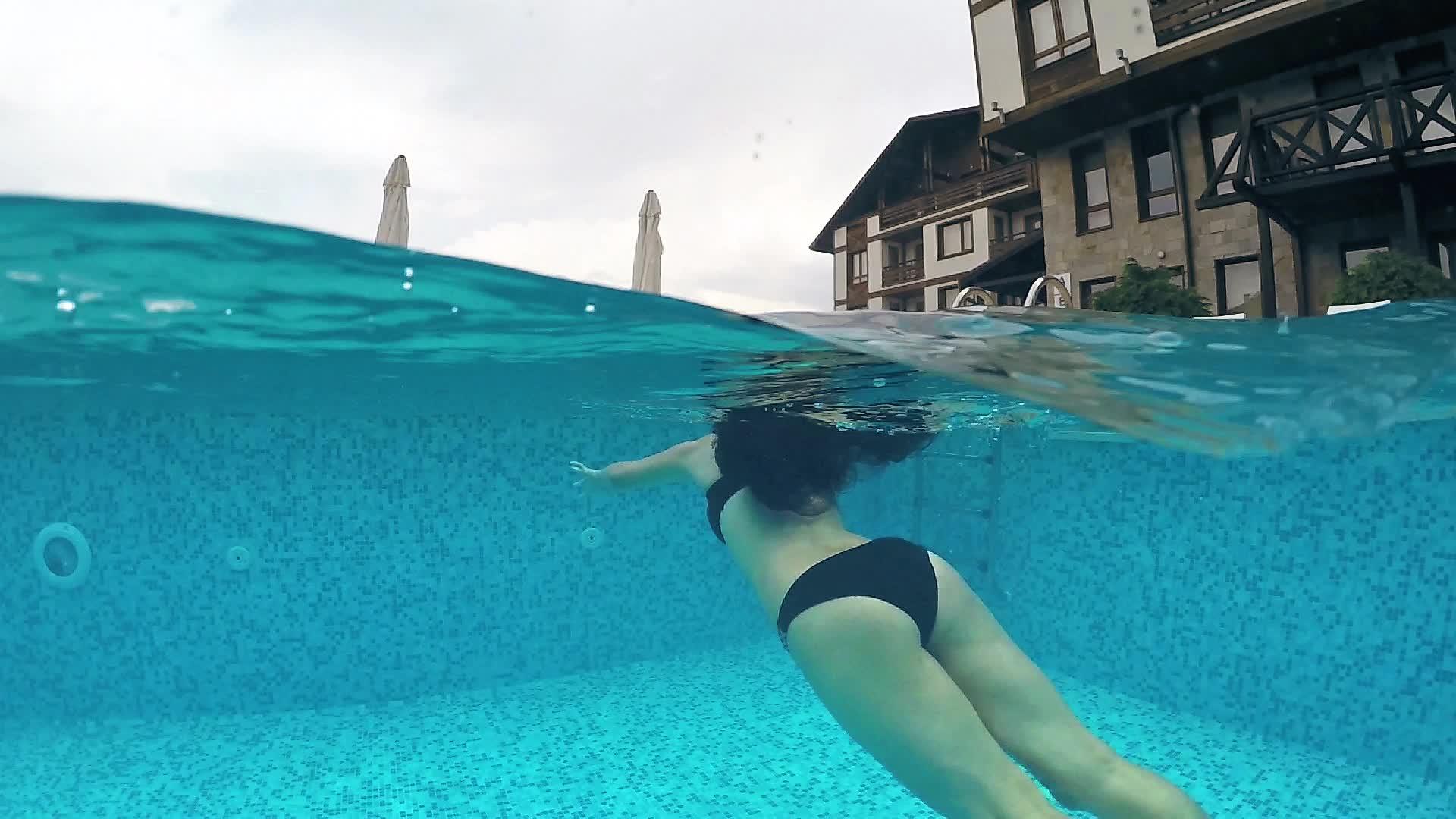 时装模特在豪华别墅的游泳池里游泳Gopro圆顶视频的预览图